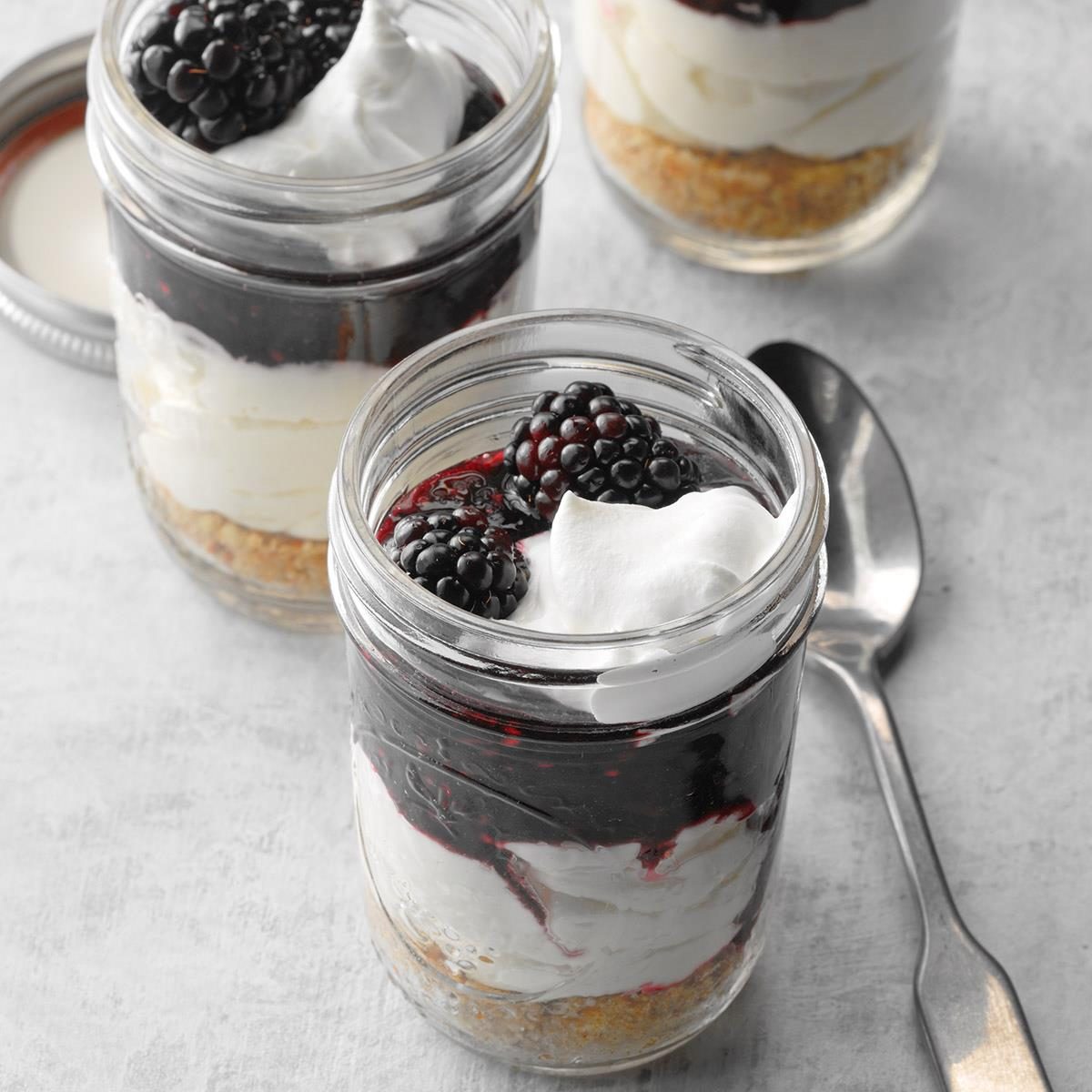 Blackberry White Chocolate Cheesecake Cups Exps Sdam18 211982 D11 30 4b 25