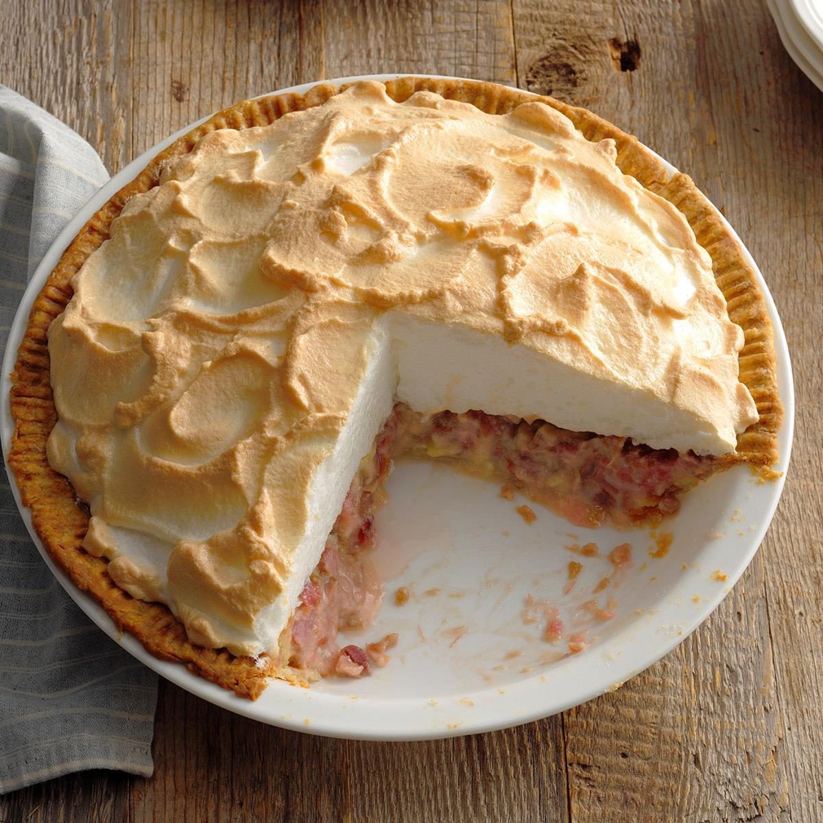 Contest Winning Rhubarb Meringue Pie Exps Ghbz18 31932 B08 15 5b 4