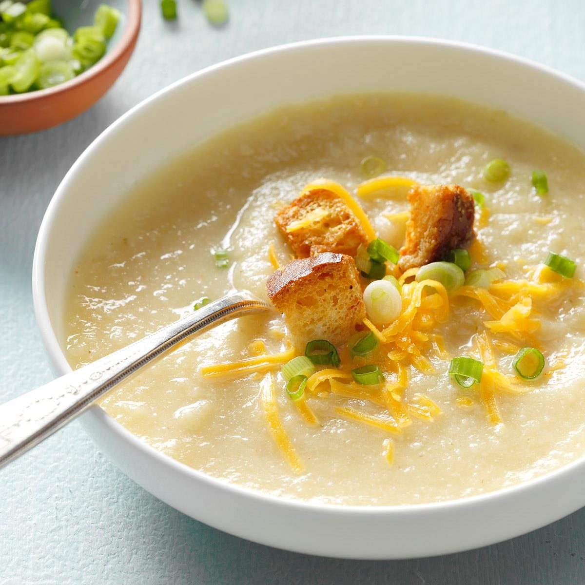 Slow Cooker Creamy Cauliflower Soup Exps Sdam18 204444 B11 28 2b 5