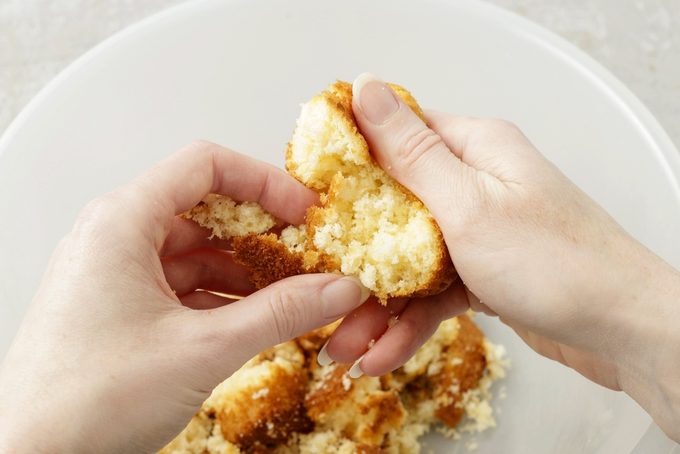 How to Make cake pops breaking cake