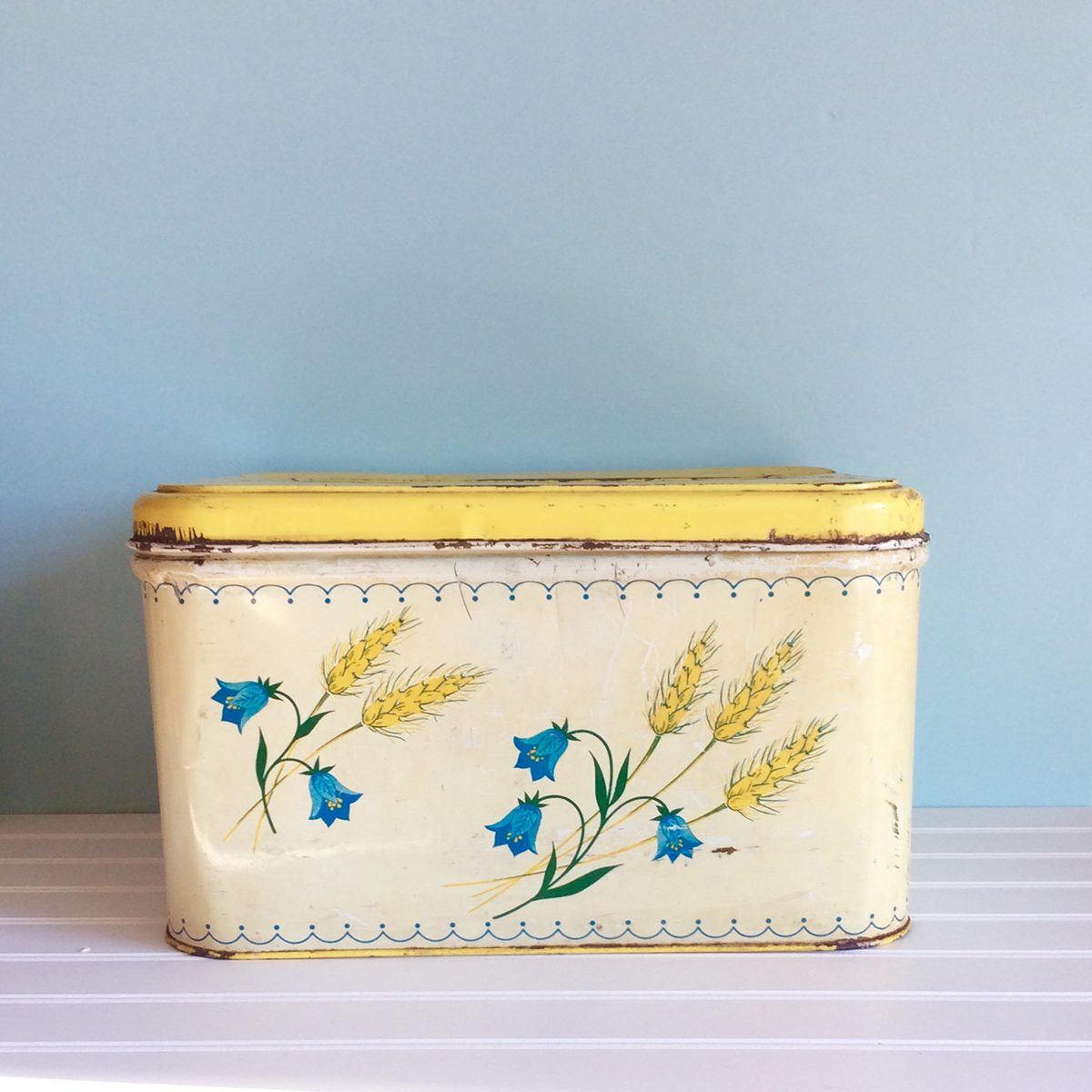 Shabby Tin Bread Box, 1950's Distressed Bread Box, Atomic Kitchen Decor
