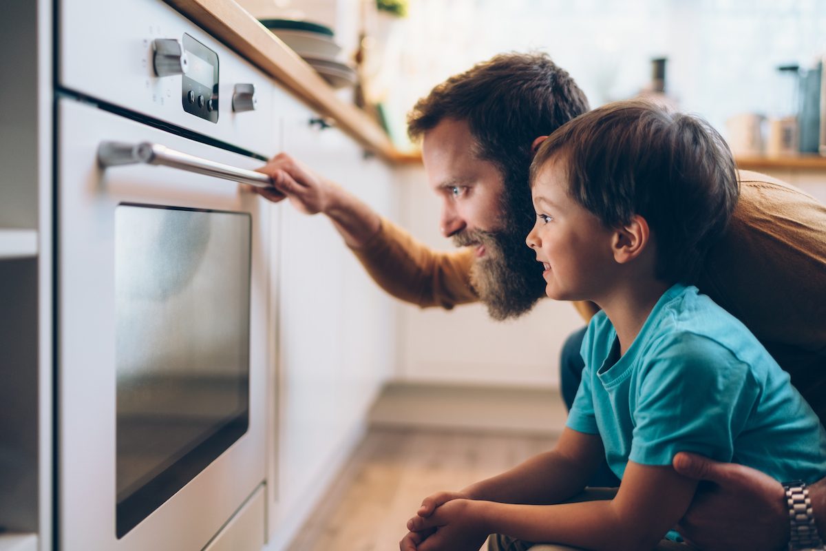 This Video Explains How to Clean Inside Your Oven Door Glass