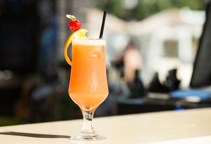 planter's punch on a bar