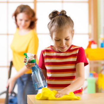 familycleaning_595010051 little girl daughter and mom cleaning