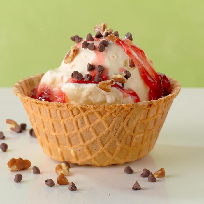 Vanilla Ice Cream With Jam Exps Tohjj20 246623 B02 04 11b 5