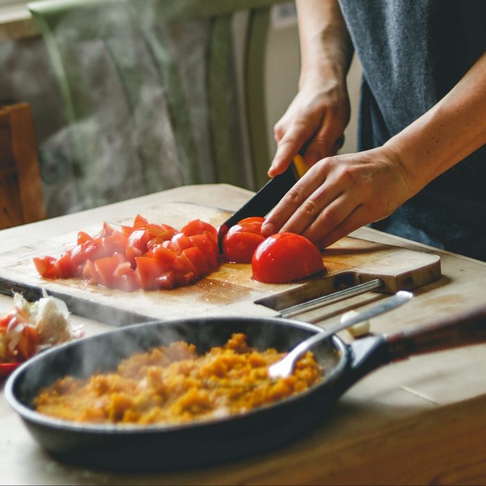 slicing tomatoes for healthy low cholesterol dinner