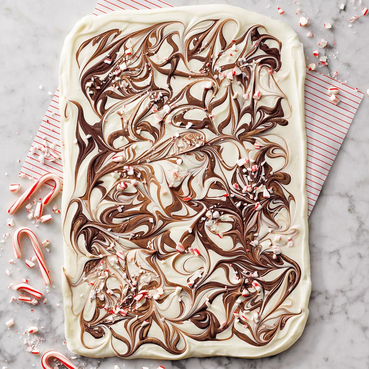 Swirled Peppermint Chocolate Bark Exps Tohdj22 264202 E08 04 7b