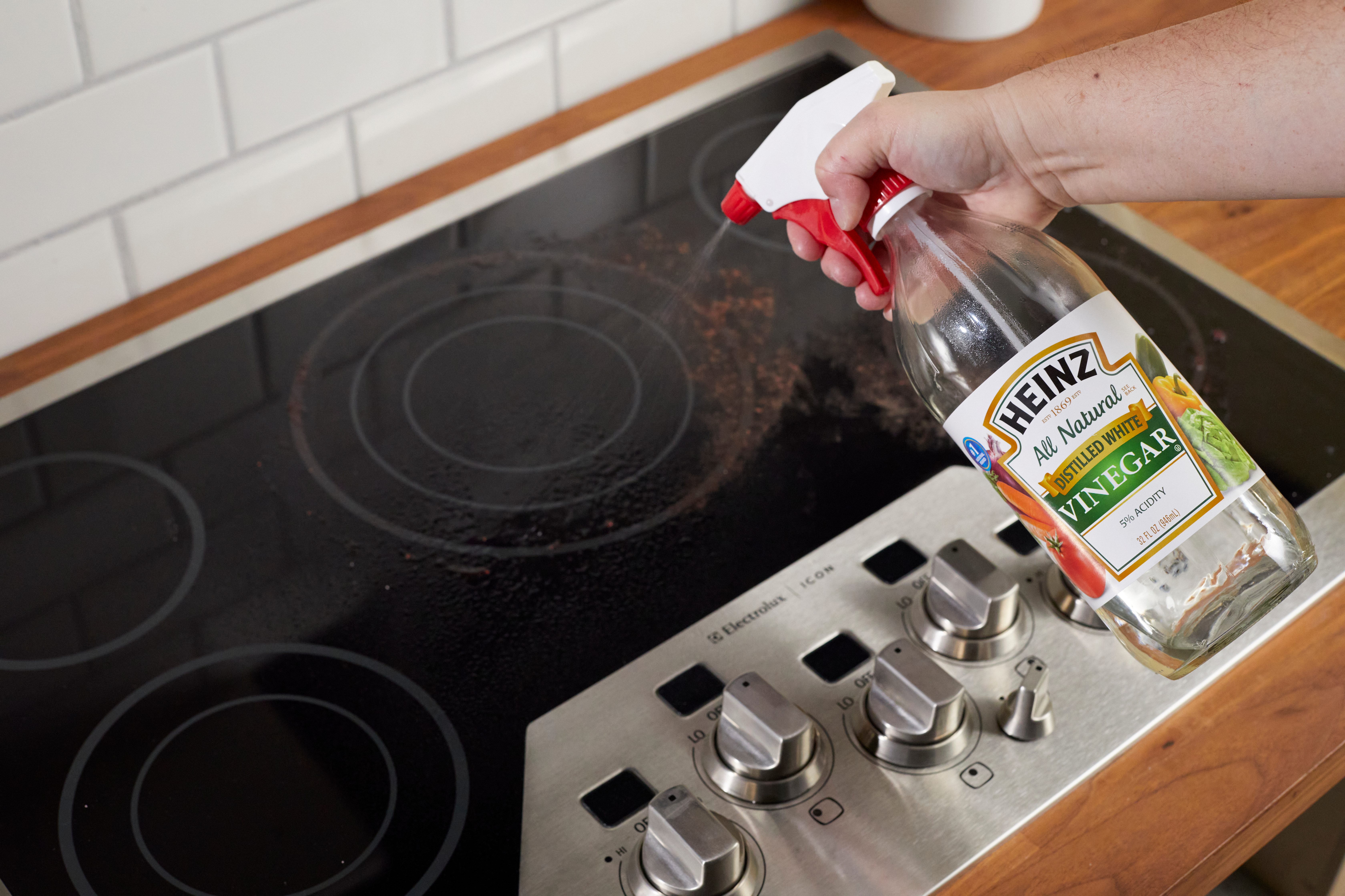 cleaning glass cooktop with vinegar with a spray top