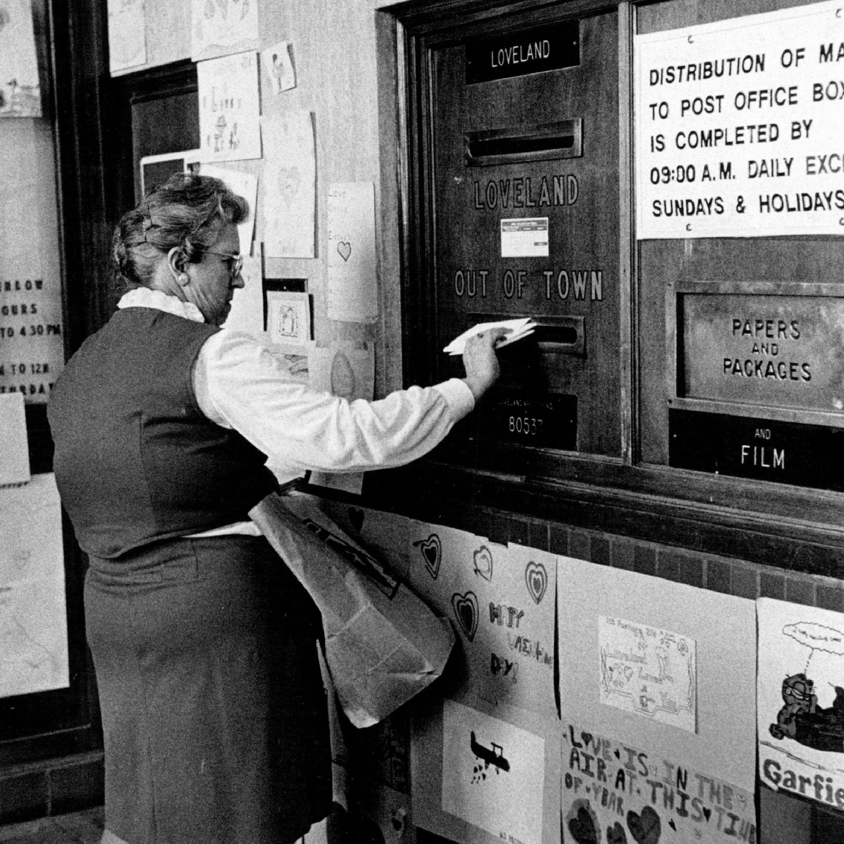 JAN 13 1984, FEB 14 1984 Mary Nell Flora, a teacher's aide at Loveland Christian School brought a bag Valentines to the Loveland Post office to mail today. She sent no Christmas chards this year so decided to send out Valentine's letters, instead. She sent about 99. Credit: The Denver Post (Denver Post via Getty Images)