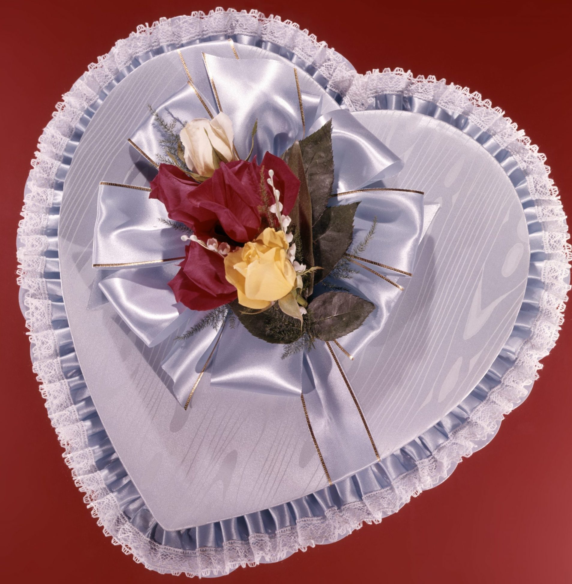 1950s 1960s HEART SHAPED BOX OF CANDY LOVE VALENTINE ROMANCE SWEET BLUE RIBBON SILK RED YELLOW ROSES