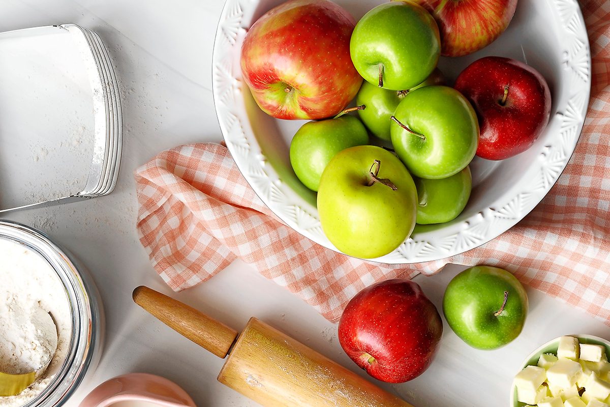 Apples in a pie dish