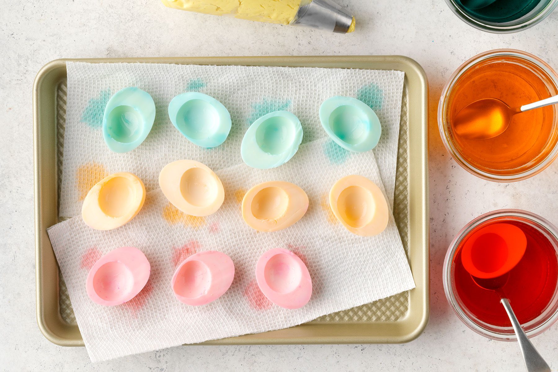 Drying colour dyed egg whites