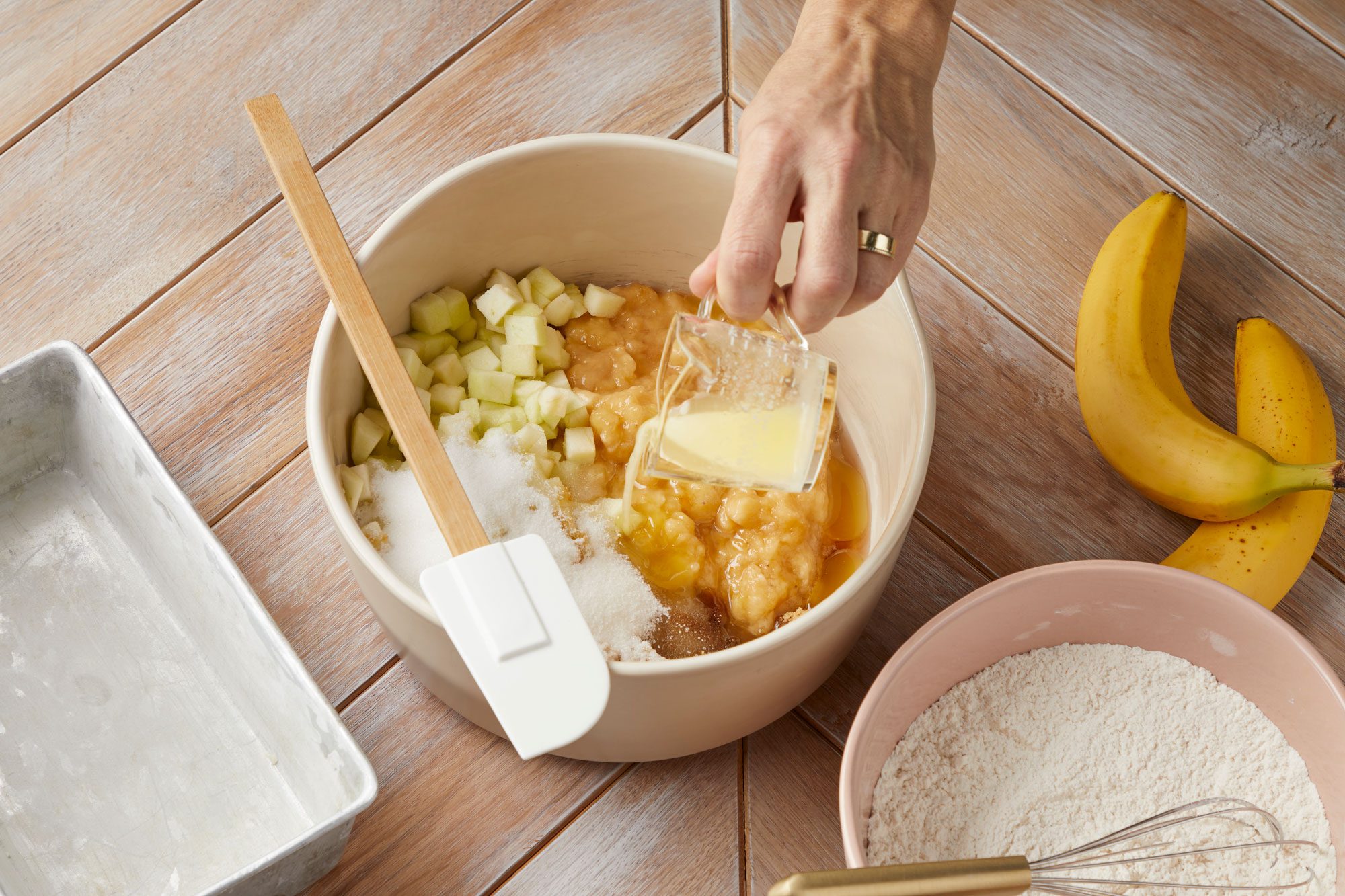 Stir together the bananas, apples, sugars and water in a large bowl