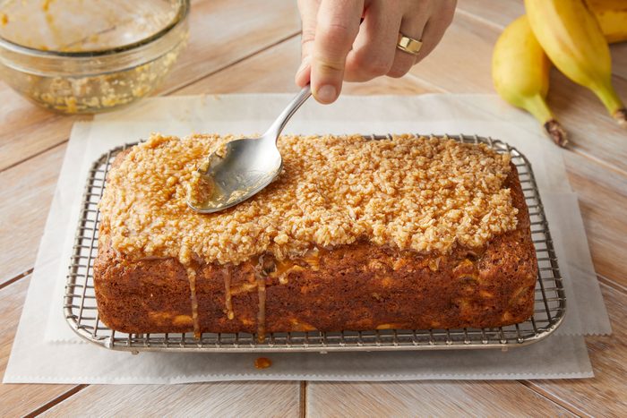 Spread the glaze over the loaf