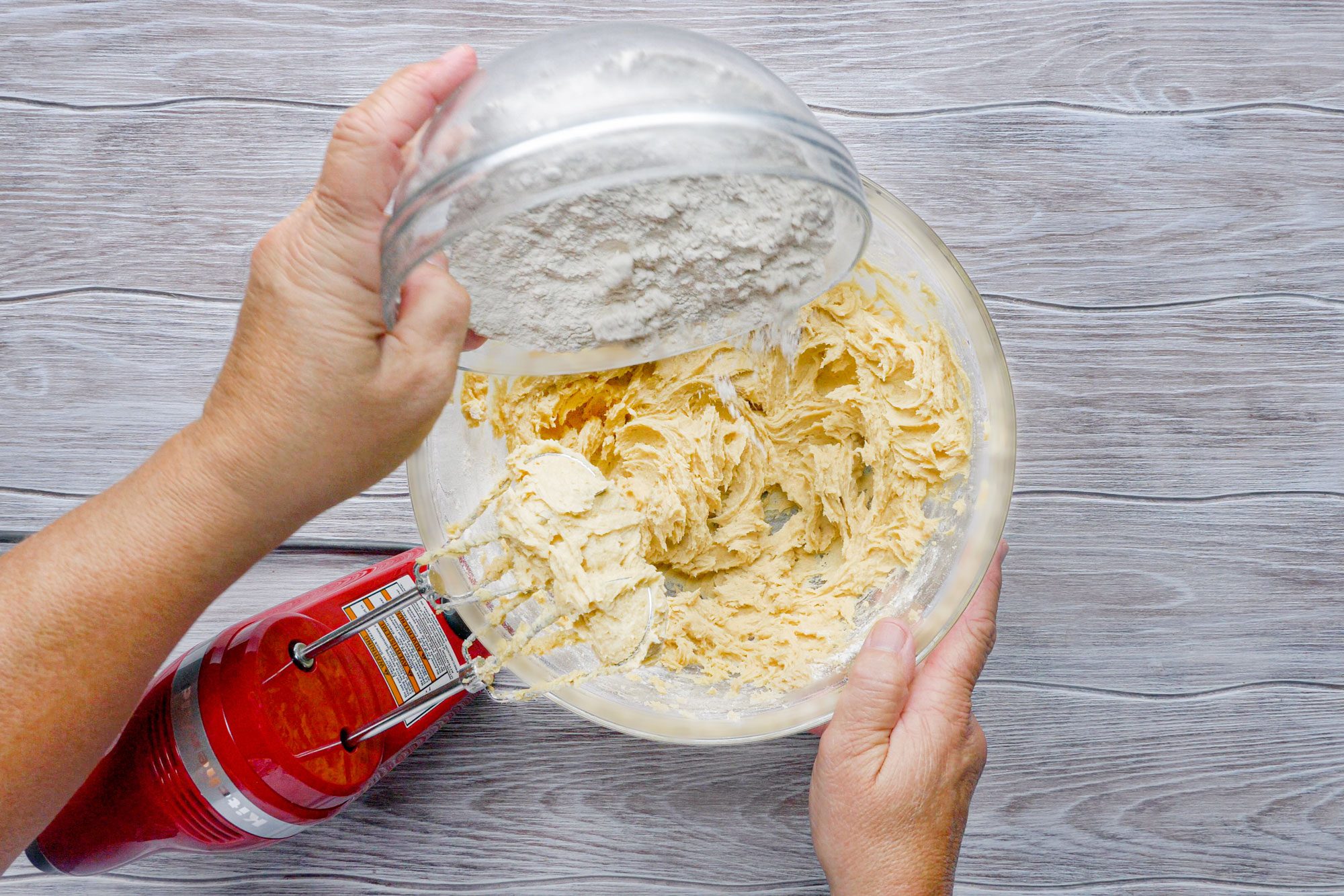 Wishk baking soda and flour together