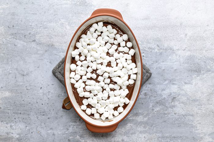 Topping melted chocolate with marshmellows