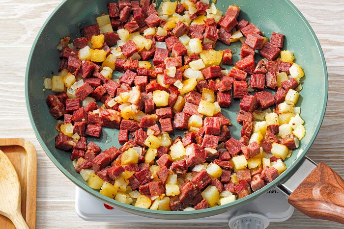 Easy Corned Beef Hash Tohcom24 275962 P2 Md 05 02 5b