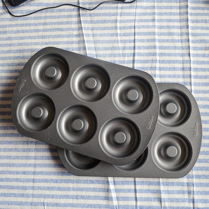 Toha24 Steel Doughnut Pans Emily Way 01 Yvedit