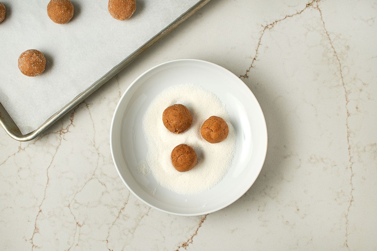 Roll dough balls in sugar