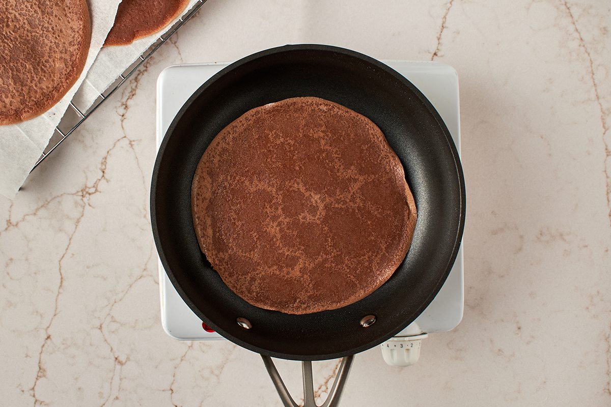Cook chocolate crepes