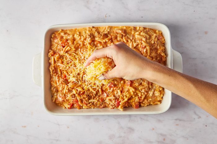 Combine the ingredients to bake the Mexican mac and cheese.