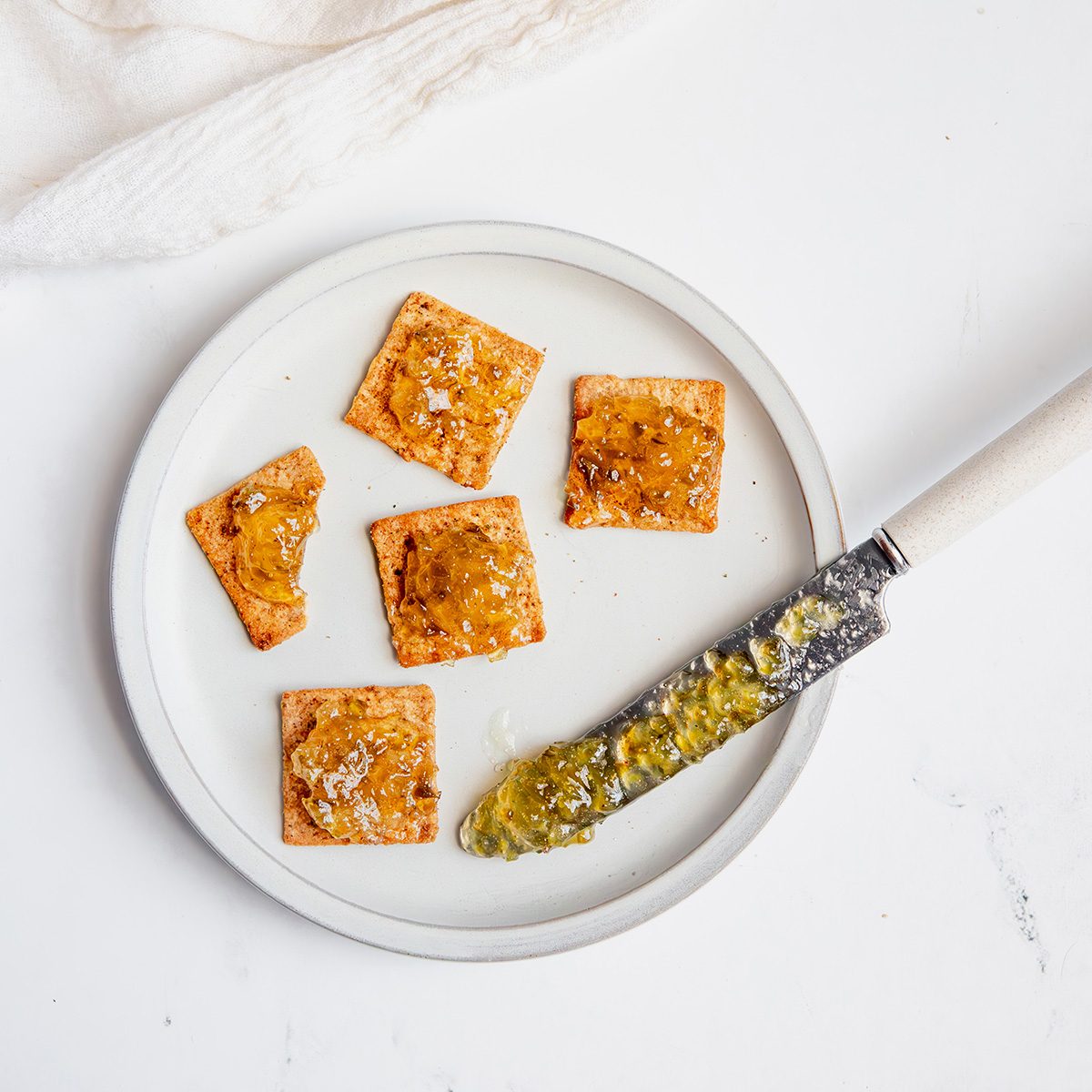 EXPS Overhead Beauty Shot For Taste Of Home Jalapeno Jelly On Crackers On A Plate.
