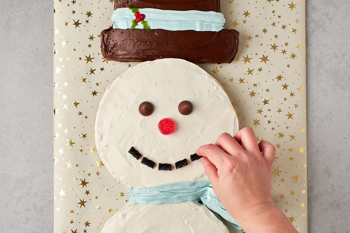 Decorate cake