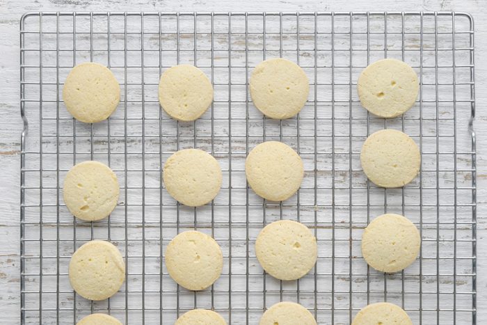 Alfajores cookies on a wire rack