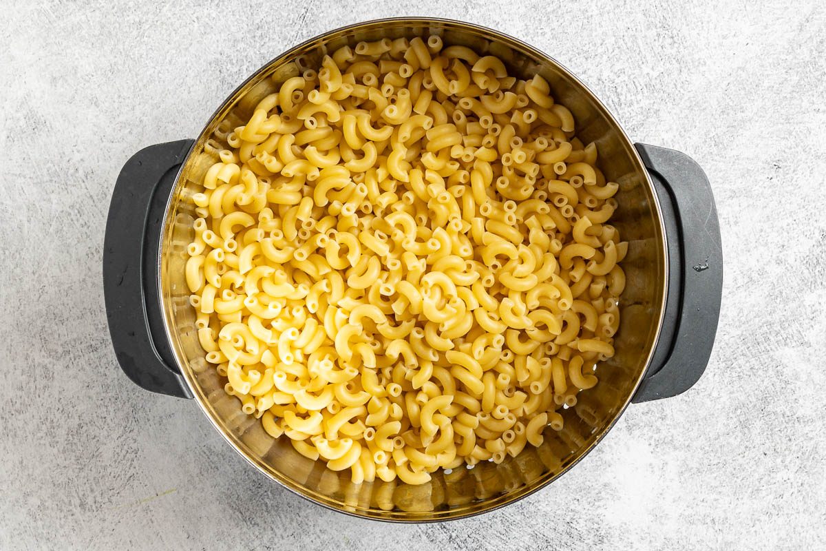 macaroni noodles in a large pot