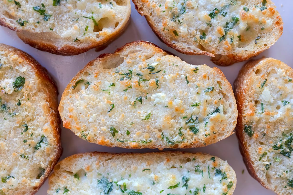 Air Fryer Garlic Bread Tohd24 267325 Jackiealpers 03 Food photography by Jackie Alpers for Taste of Home of air fryer garlic bread.