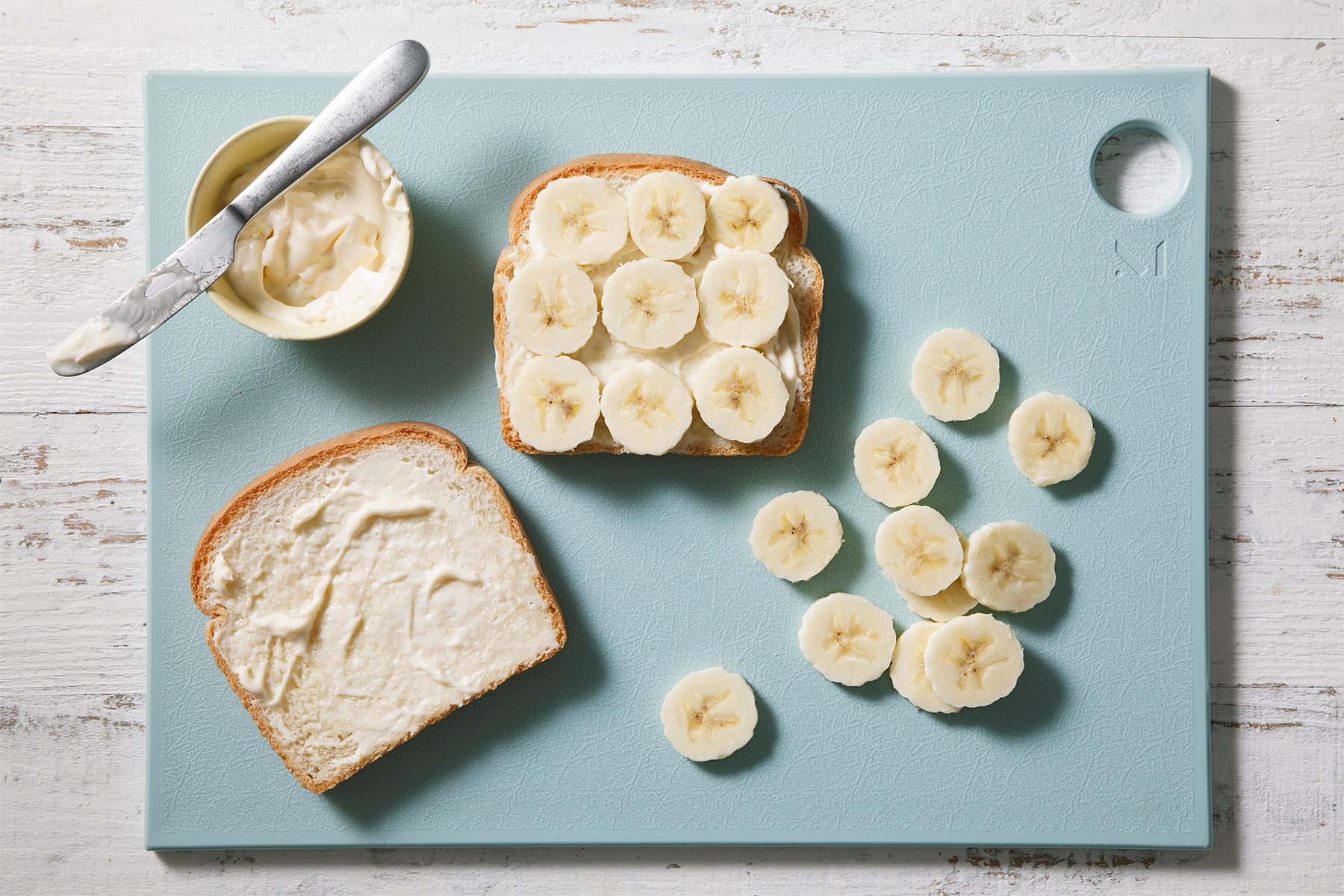 Arrange banana slices on top of mayonnaise.
