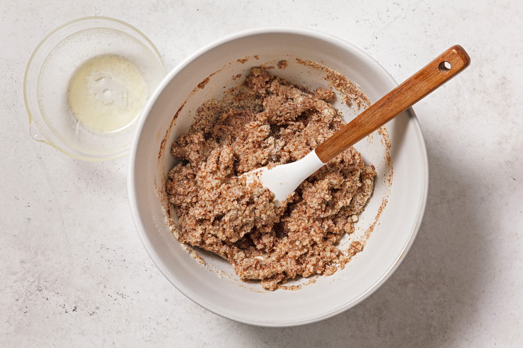 In a large bowl, combine almond flour, melted butter, sugar substitute, cinnamon, and vanilla extract.