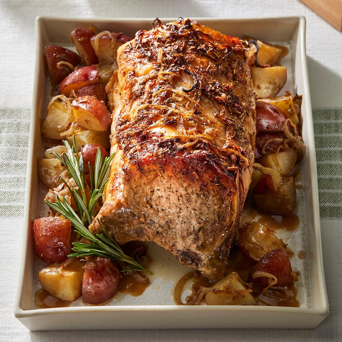 Roast Pork And Potatoes Exps Tohx25 1641 Md P2 11 12 6b