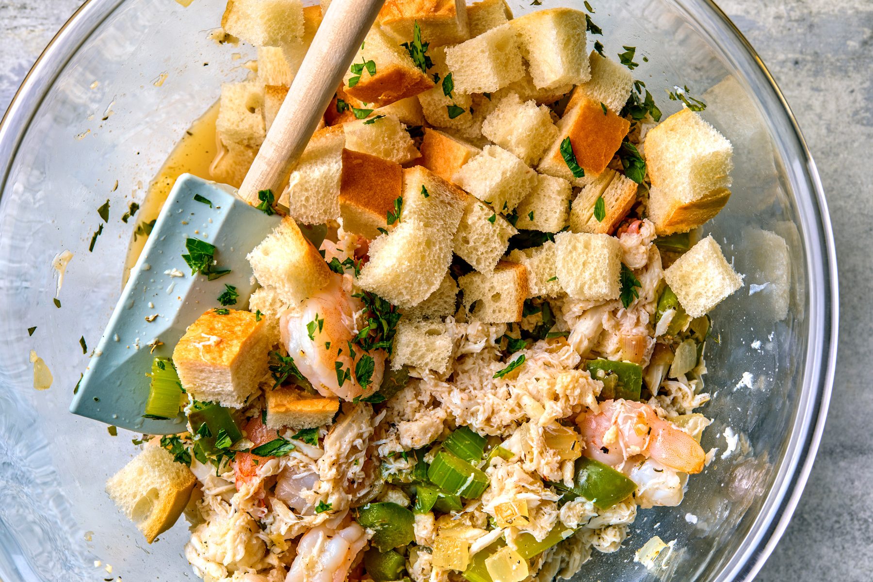 overhead shot Fold in bread cubes and parsley, tossed to coat