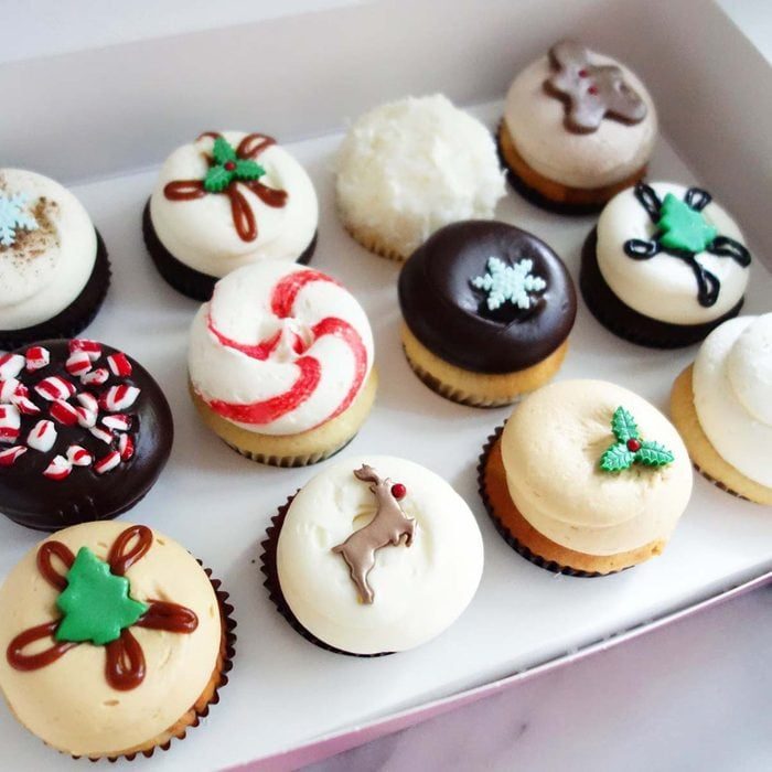 Georgetown Cupcake Christmas Cupcake Dozen Ecomm Via Goldbelly.com 