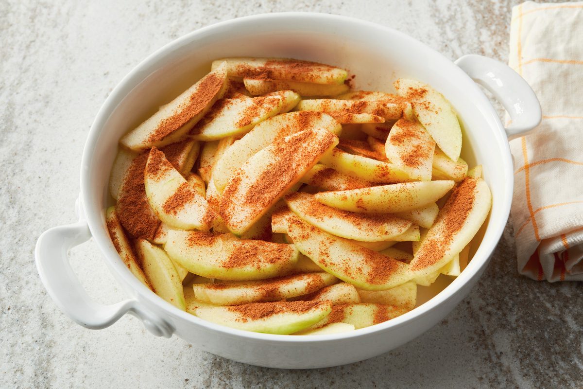 Arrange apples in a 1 and one half quart baking dish; sprinkle with one half teaspoon cinnamon