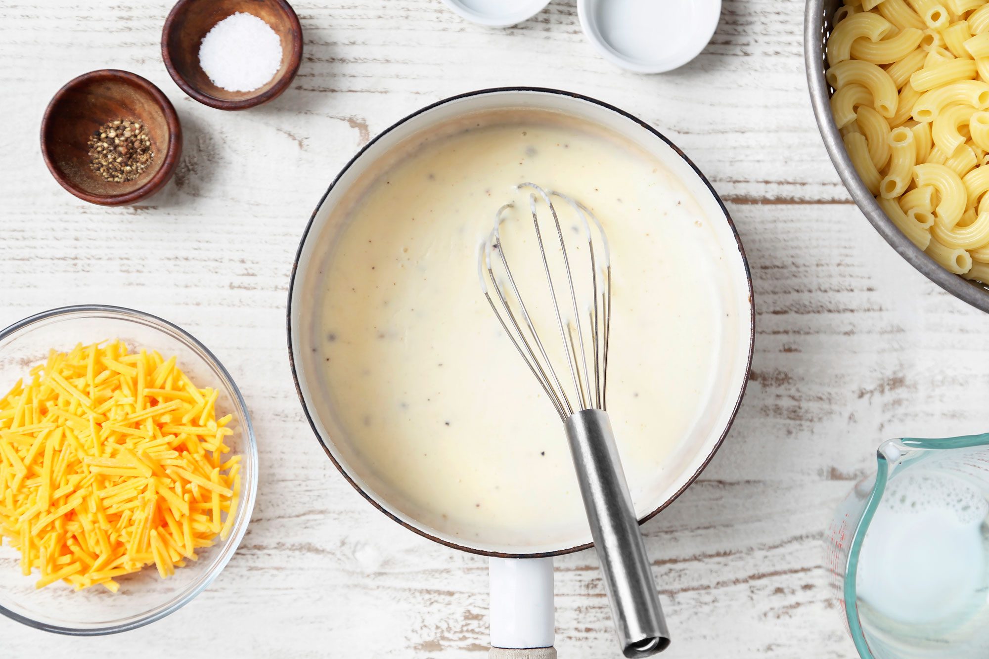 Mix the creamy white sauce with a whisk in a small bowl
