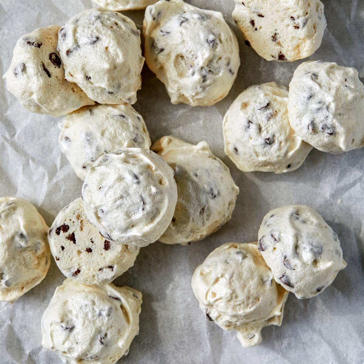Forgotten Cookies Surprise Meringues  Exps Tohcom24 7770 Dr 12 05 20b