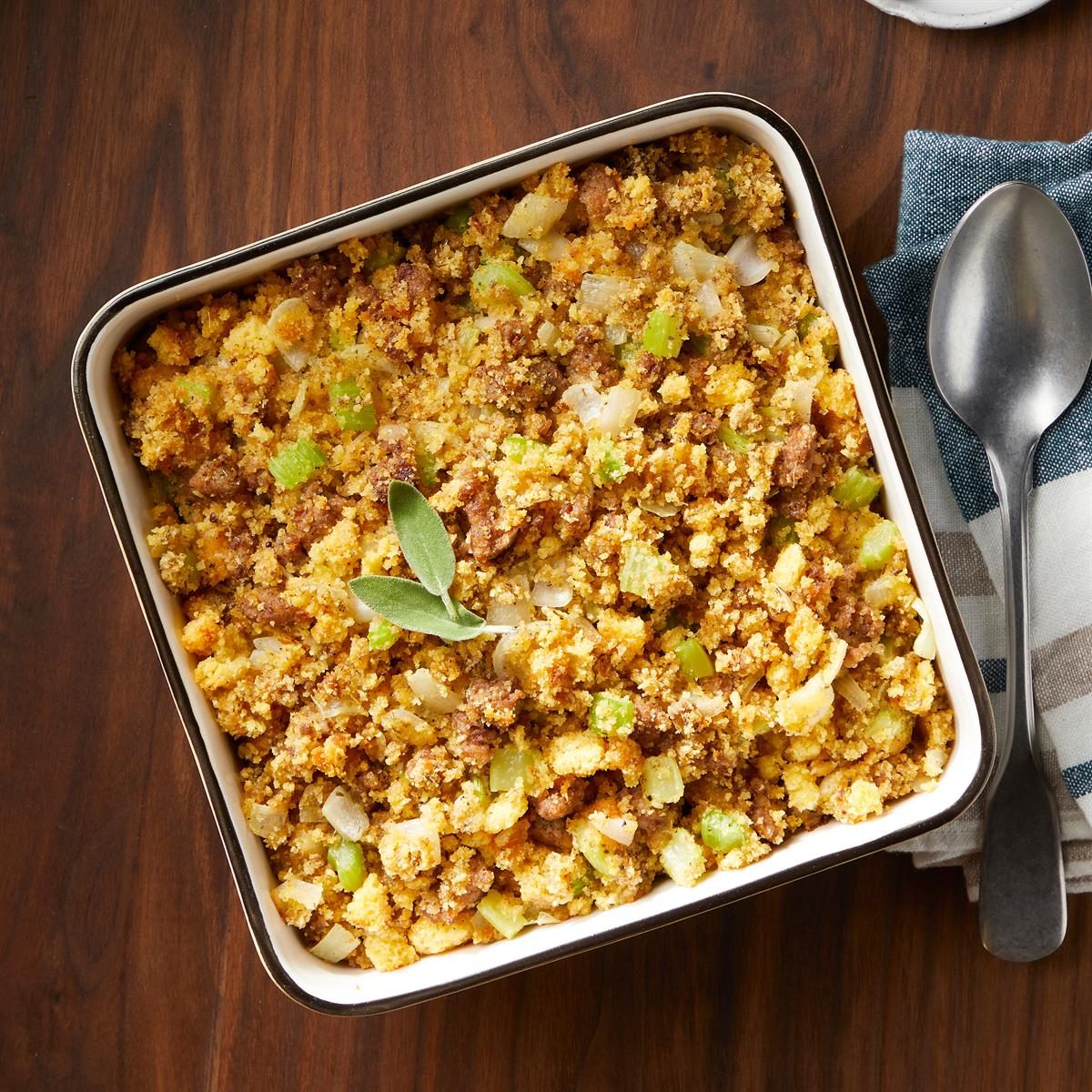 Cornbread Sausage Stuffing Exps Tohcom25 4305 Dr 01 17 07b