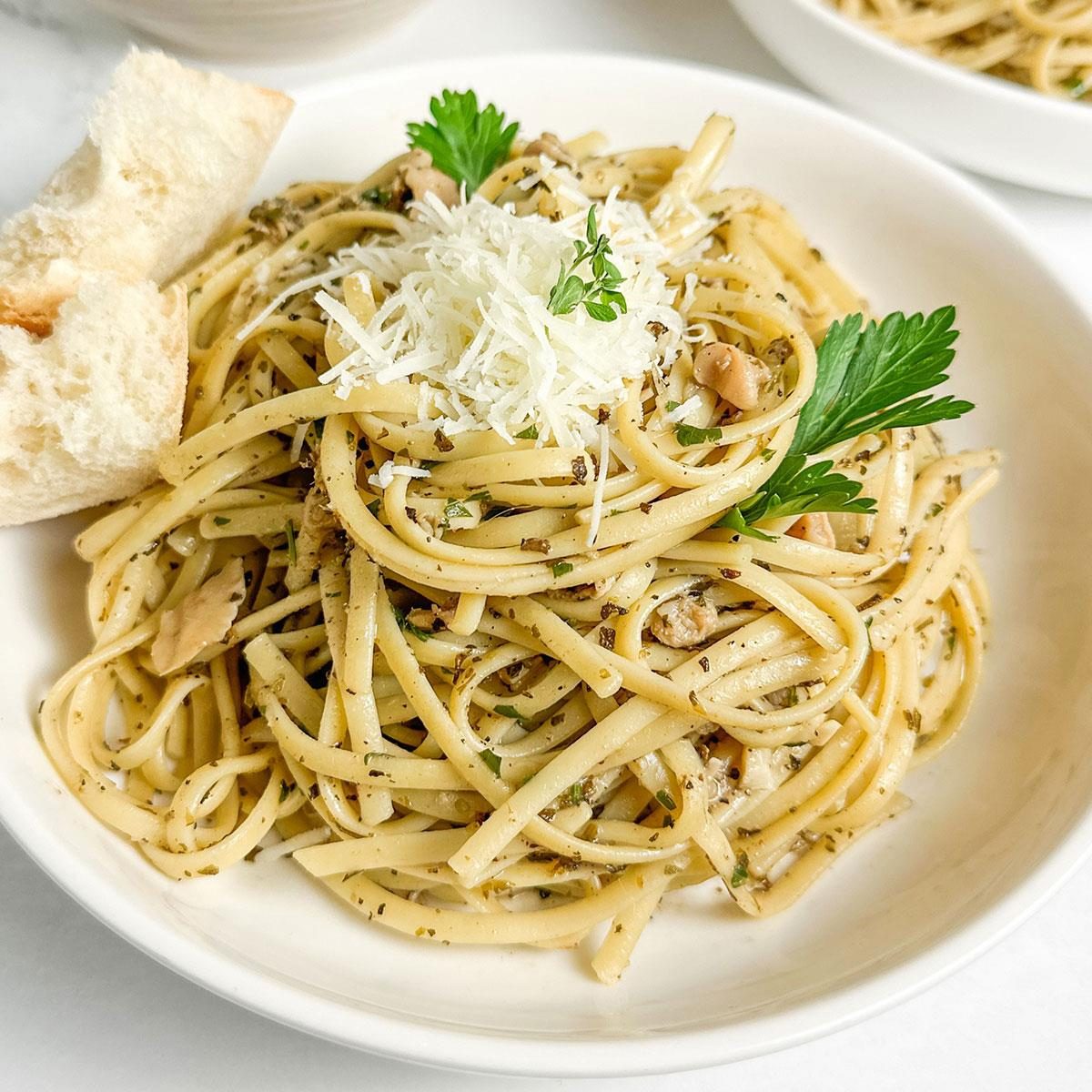 Pasta With White Clam Sauce Exps Tohd24 22702 Sherisilver 3